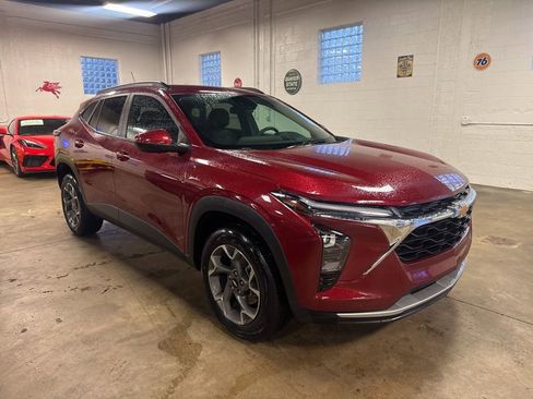 Used 2024 Chevrolet Trax LT w/ Driver Confidence Package image 4