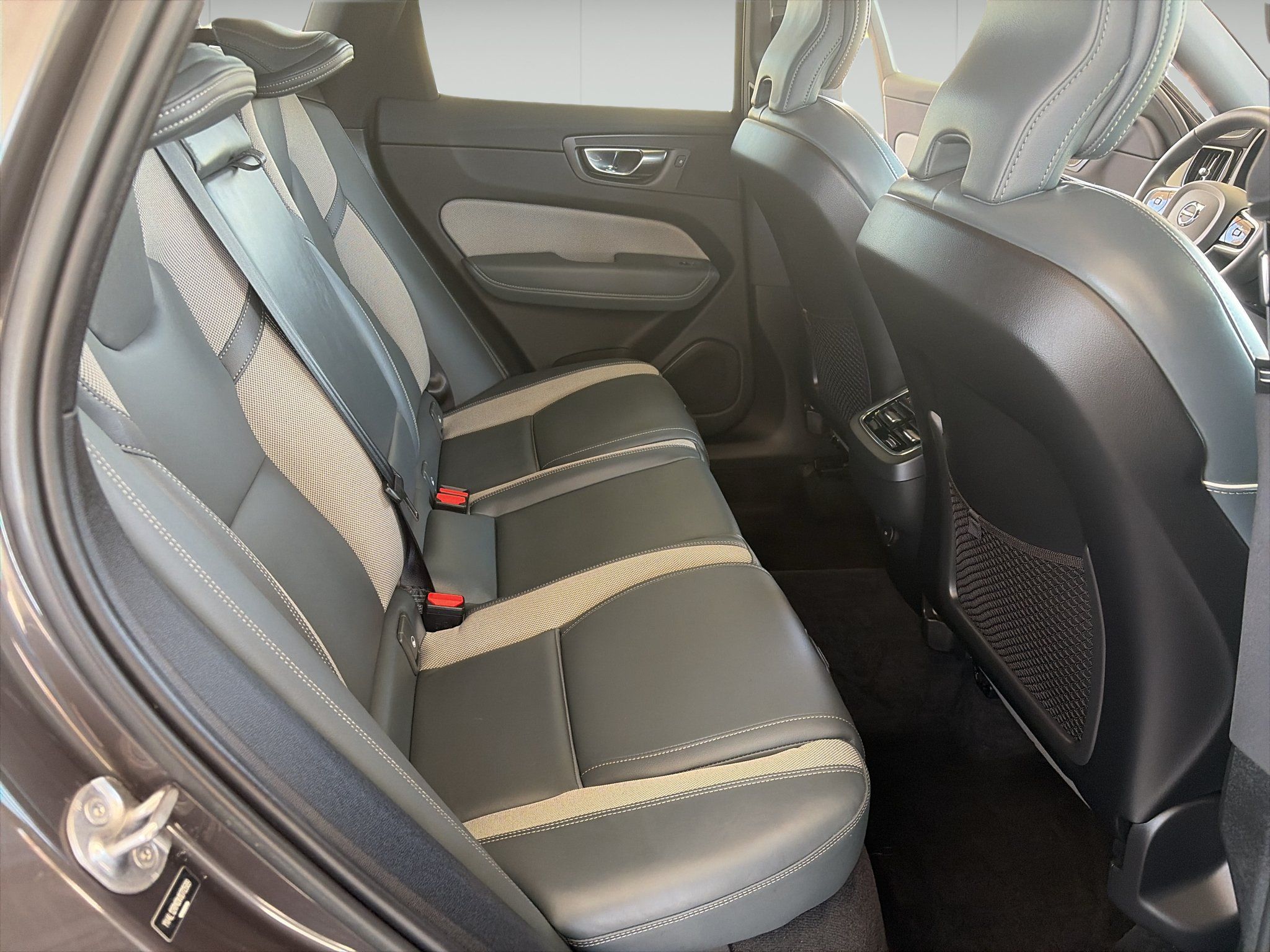 Used 2022 Volvo XC60 B5 R-Design w/ Advanced Package AWD/4WD image 13