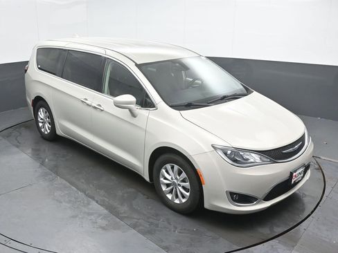 Used 2019 Chrysler Pacifica Touring Plus w/ Cold Weather Group image 36
