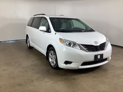 Used 2013 Toyota Sienna LE FWD image 3