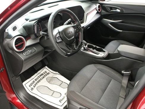 Used 2024 Chevrolet Trax RS w/ Sunroof Package FWD image 22