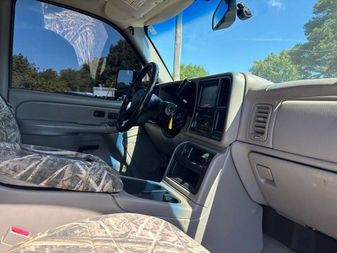 Used 2004 Chevrolet Silverado 2500 LT AWD/4WD image 12