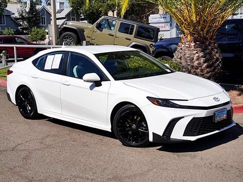 Used 2025 Toyota Camry SE FWD image 3