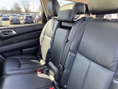 Used 2019 Nissan Pathfinder Platinum image 32