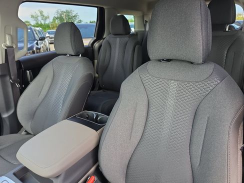 New 2027 Kia Carnival LX FWD image 22