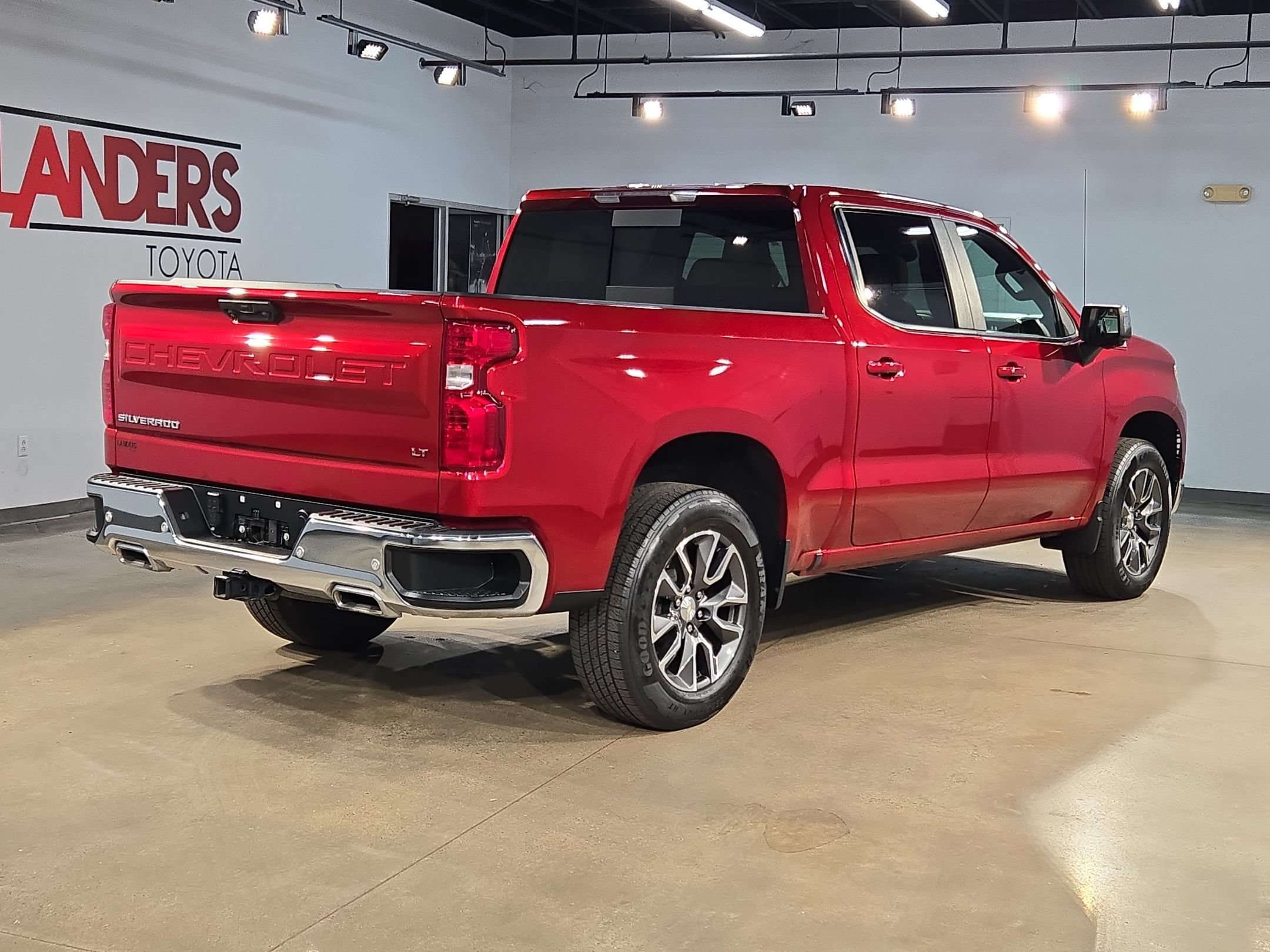 Used 2022 Chevrolet Silverado 1500 LT AWD/4WD image 7