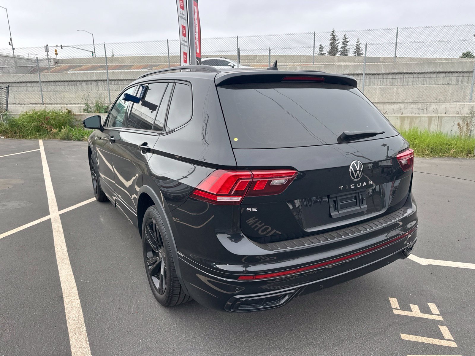 Used 2023 Volkswagen Tiguan SE R-Line FWD image 3