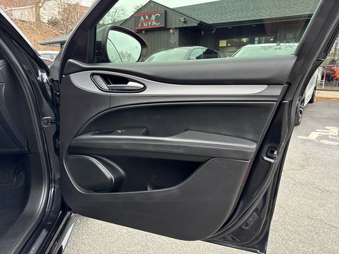 Used 2022 Alfa Romeo Stelvio Veloce image 36