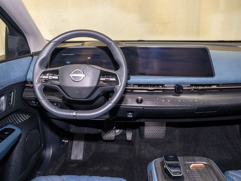 Certified 2025 Nissan Ariya Platinum image 2