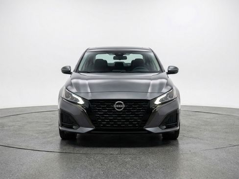 Used 2025 Nissan Altima 2.5 SV image 2