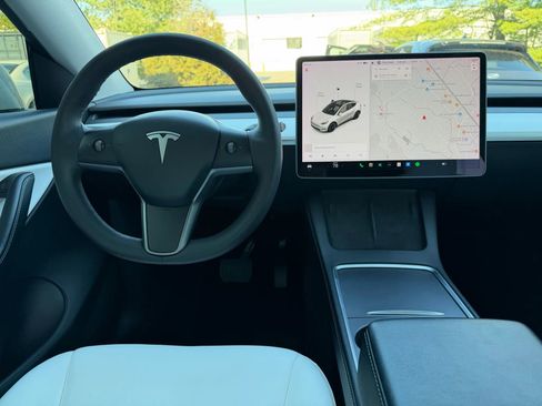 Used 2021 Tesla Model Y Long Range image 3