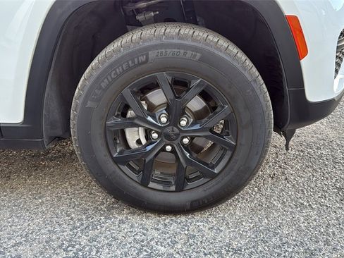 Used 2025 Jeep Grand Cherokee Altitude image 28