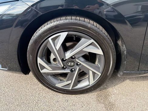 Used 2025 Hyundai Elantra Limited FWD image 21