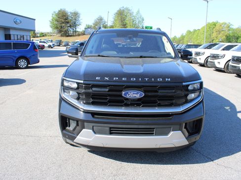 Used 2025 Ford Expedition Platinum image 3