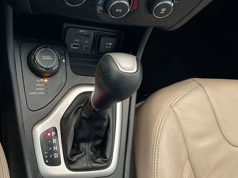 Used 2016 Jeep Cherokee Sport image 20