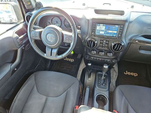 Used 2014 Jeep Wrangler Unlimited Sahara w/ Connectivity Group AWD/4WD image 10
