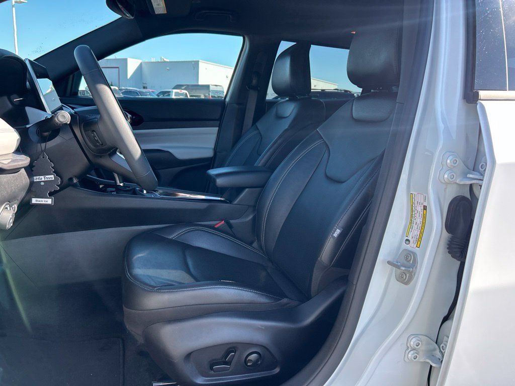 Used 2025 Jeep Compass Limited w/ Elite Group AWD/4WD image 5