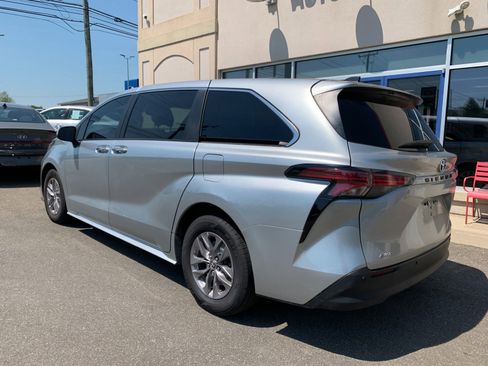 Used 2022 Toyota Sienna XLE AWD/4WD image 5