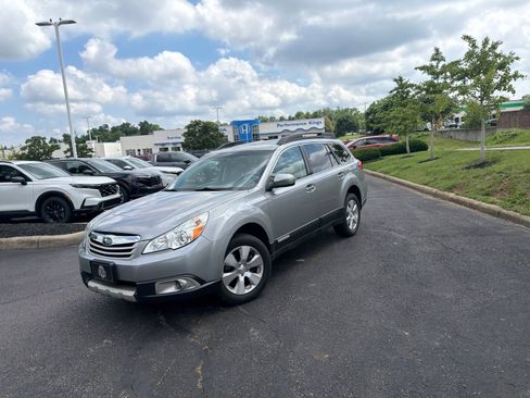 Used 2011 Subaru Outback 3.6R Limited w/ PWR Moonroof Pkg AWD/4WD image 4
