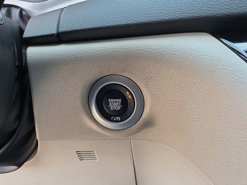 Used 2023 Chrysler Pacifica Touring-L FWD image 28