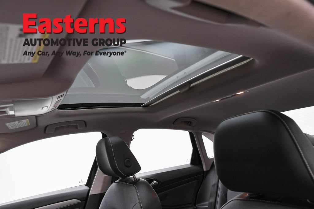 Used 2025 Volkswagen Jetta SE FWD image 36