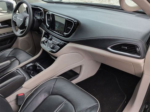 Used 2023 Chrysler Pacifica Limited image 29