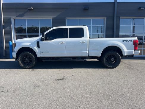 Used 2022 Ford F250 Lariat w/ Black Appearance Package image 2