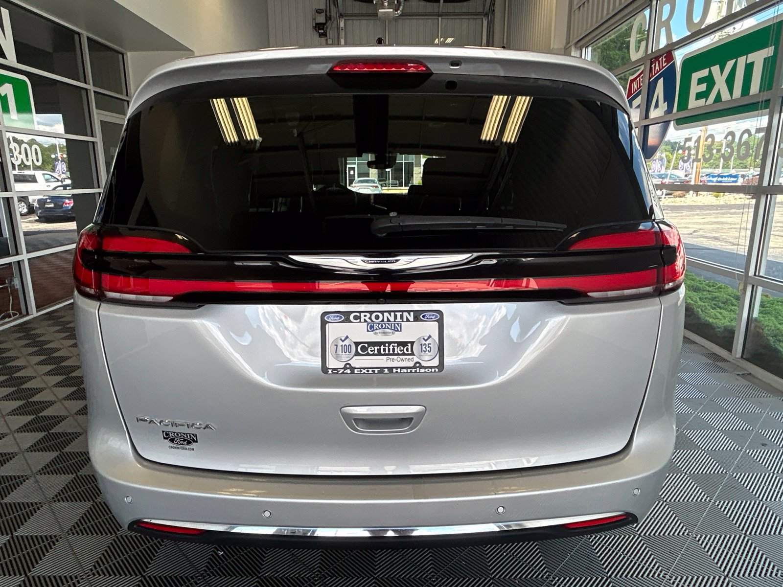 Used 2024 Chrysler Pacifica Touring-L FWD image 5