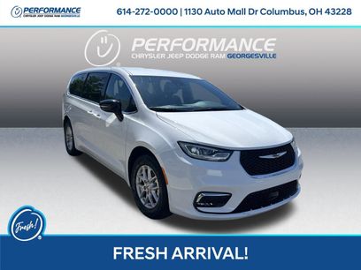 Used 2025 Chrysler Pacifica Select
