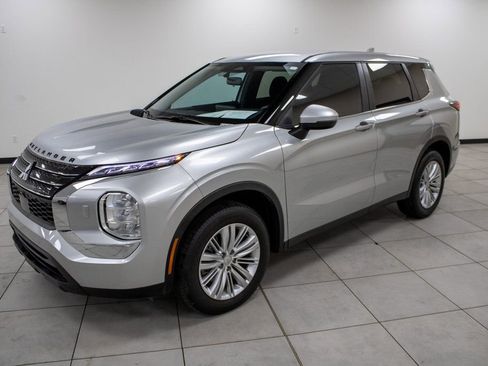 Used 2024 Mitsubishi Outlander ES image 2