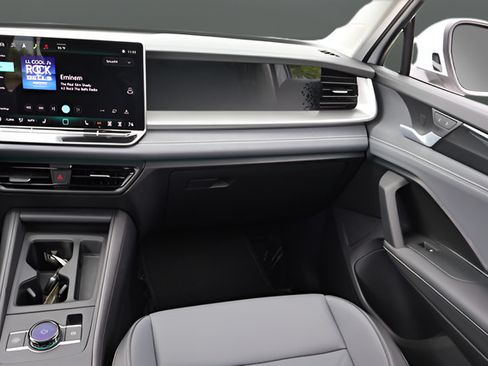 Certified 2025 Volkswagen Tiguan SE w/ Panoramic Sunroof Package AWD/4WD image 17