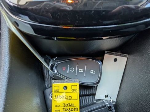 Used 2025 Chevrolet Trax LT w/ LT Convenience Package image 17