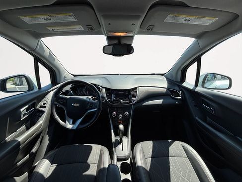 Used 2022 Chevrolet Trax LT w/ LT Convenience Package AWD/4WD image 11