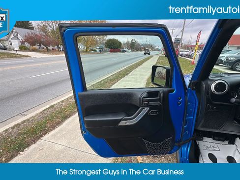 Used 2015 Jeep Wrangler Unlimited Rubicon w/ Connectivity Group image 17