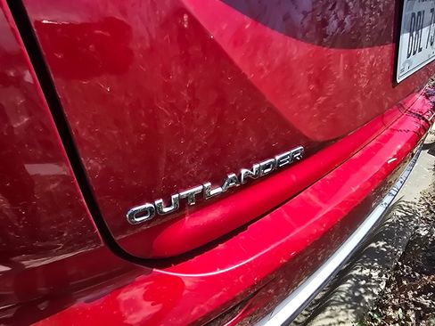 Used 2025 Mitsubishi Outlander AWD image 17