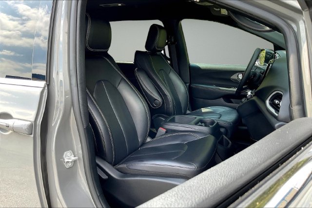 Used 2025 Chrysler Pacifica Select FWD image 31
