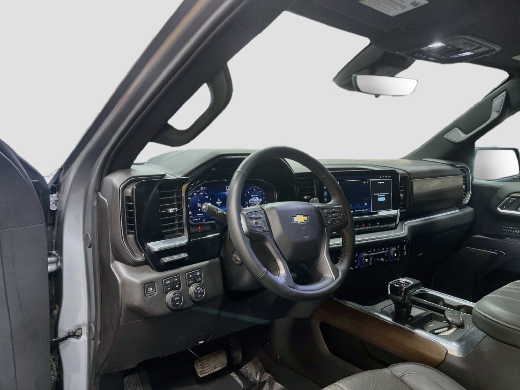 Used 2025 Chevrolet Silverado 1500 High Country AWD/4WD image 9