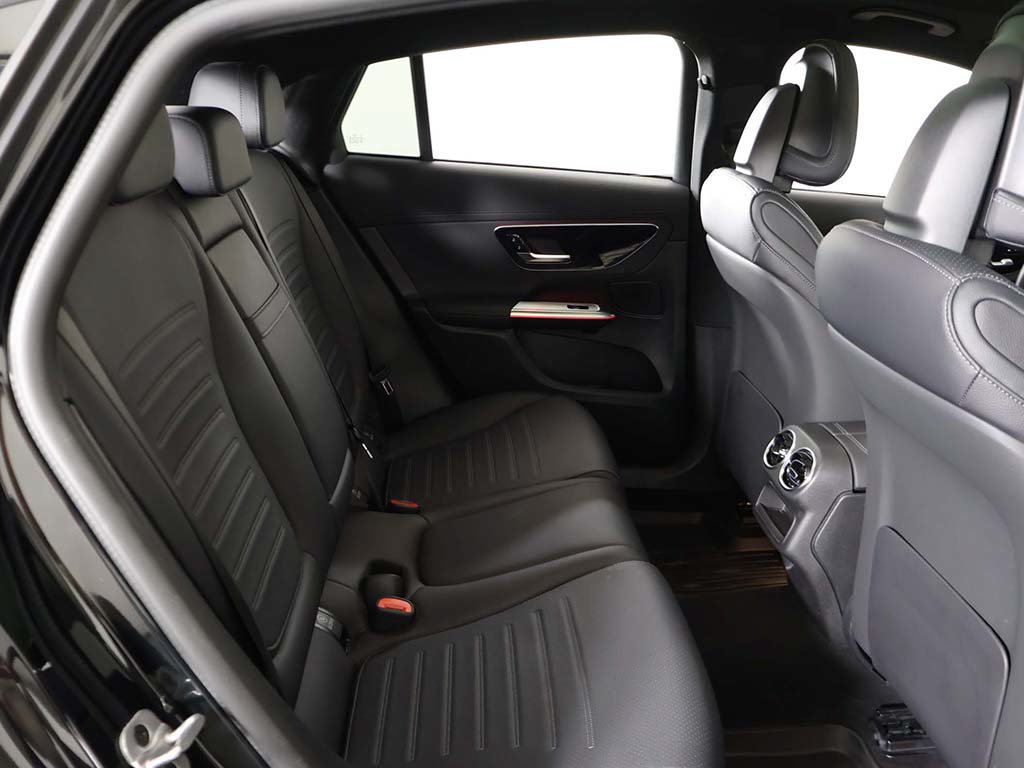 Used 2025 Mercedes-Benz GLC 300 4MATIC image 38