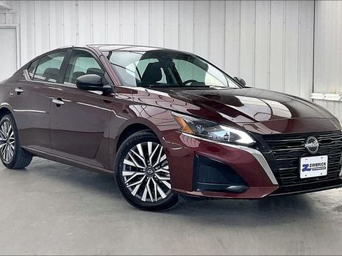Used 2025 Nissan Altima 2.5 SV FWD image 34