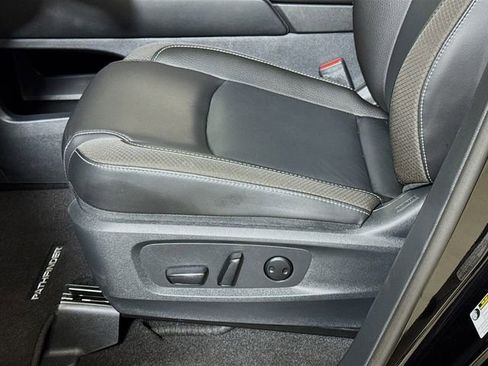 Used 2025 Nissan Pathfinder SL w/ Cargo Package image 17