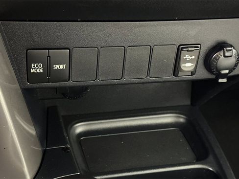 Used 2018 Toyota RAV4 XLE FWD image 33