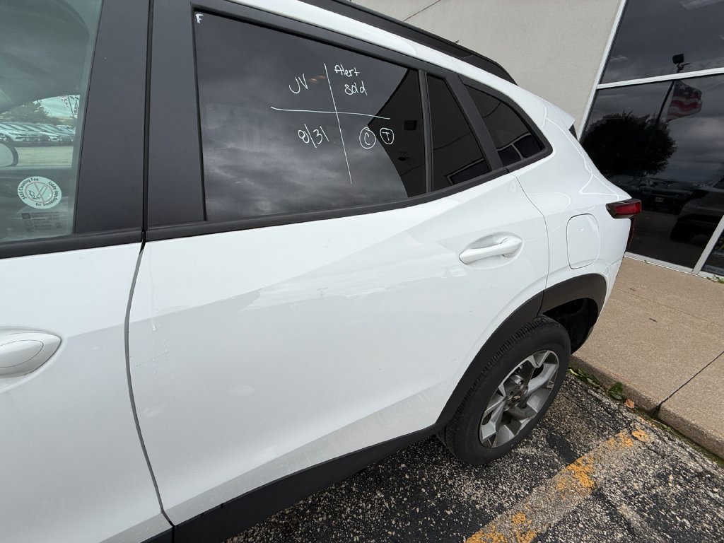 Used 2025 Chevrolet Trax LT w/ LT Convenience Package FWD image 34
