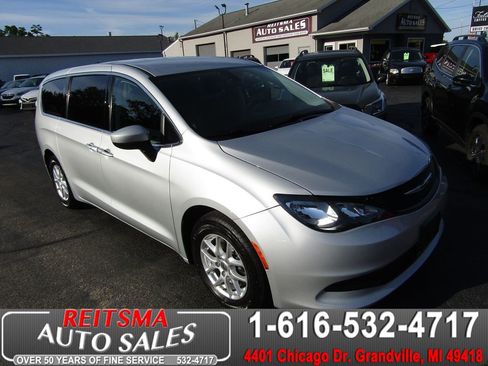 Used 2022 Chrysler Voyager LX FWD image 1