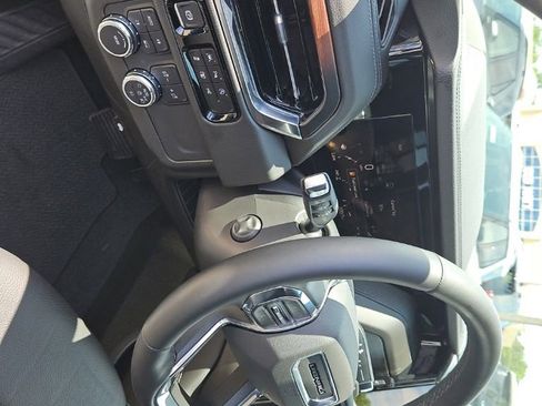 Used 2025 GMC Yukon XL Denali AWD/4WD image 16