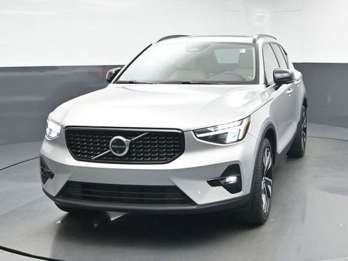 Used 2024 Volvo XC40 B5 Plus w/ Protection Package Premier image 3