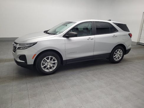 Used 2022 Chevrolet Equinox LS w/ LS Convenience Package FWD image 2