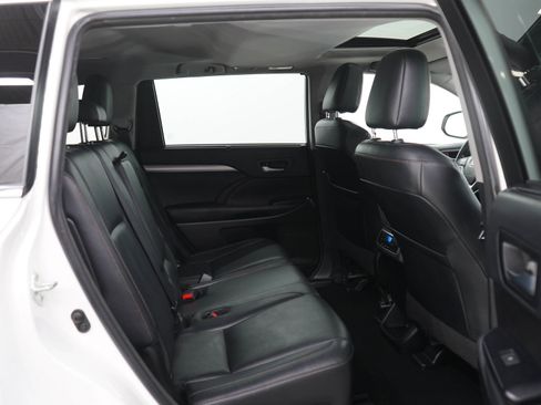 Used 2018 Toyota Highlander XLE AWD/4WD image 12