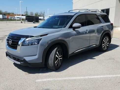 Used 2025 Nissan Pathfinder Platinum image 2