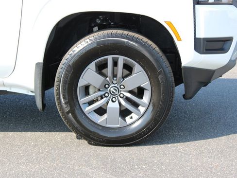 Used 2025 Nissan Frontier SV AWD/4WD image 12