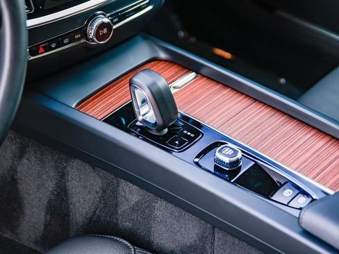 Used 2025 Volvo V60 B5 Cross Country Plus image 21